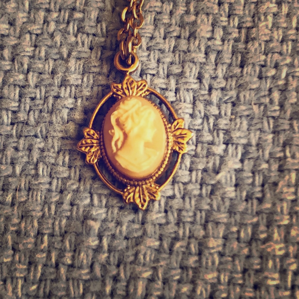Vintage-style small cameo necklace